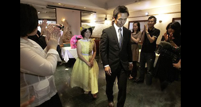 Một cặp vợ chồng ở Nhật Bản ly hôn trong sự chứng kiến và chúc mừng của mọi người. Nghi lễ ly hôn ở Nhật được tổ chức với chi phí khá rẻ.